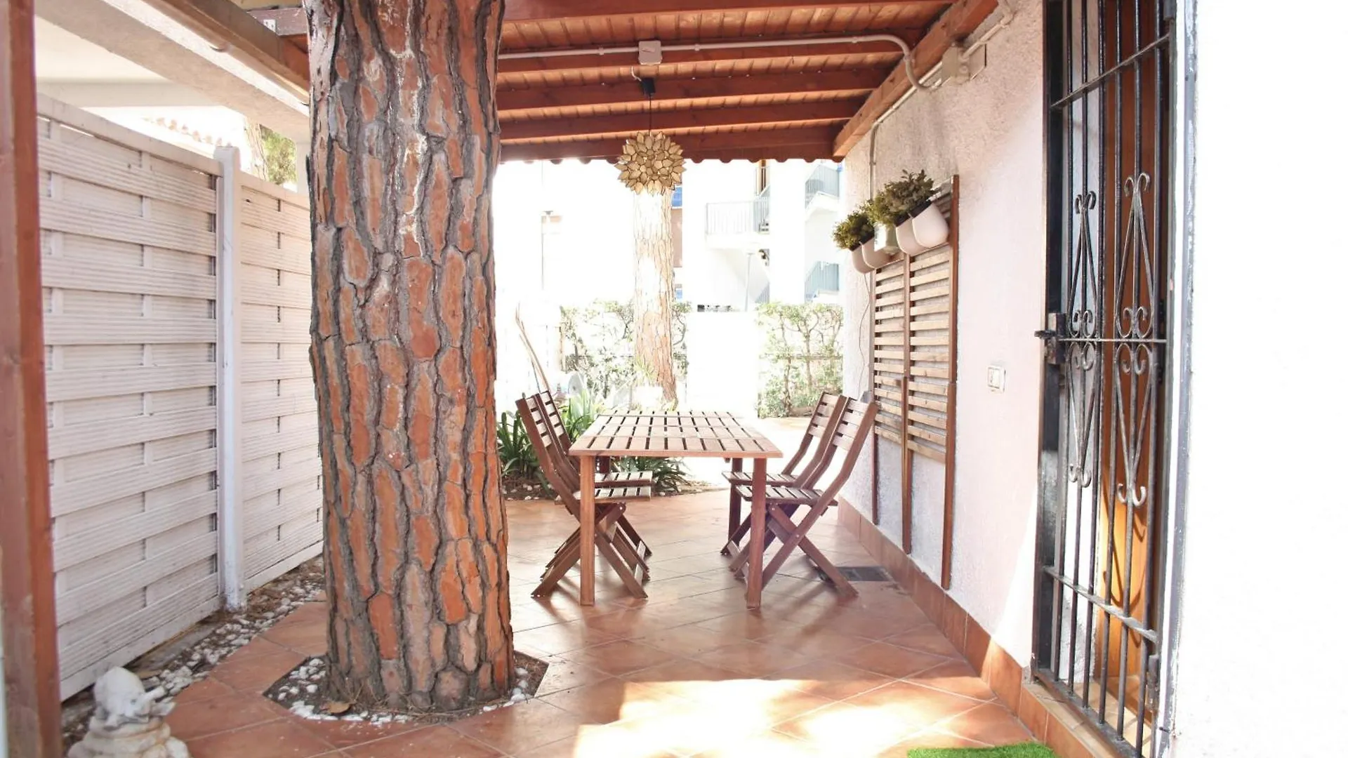 Latorre Seafront Villa 캠브릴스 펜션